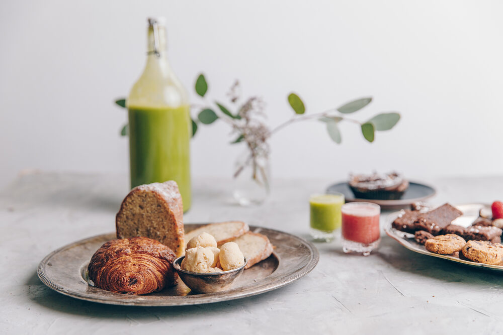 Frukost och bakverk uppdukat på ett bord